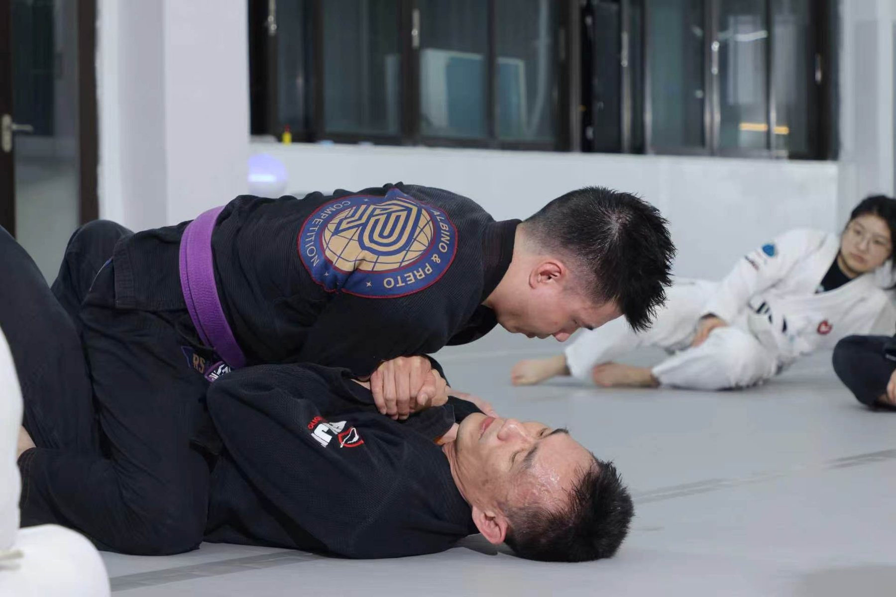 极光训练馆学员进行柔术对练