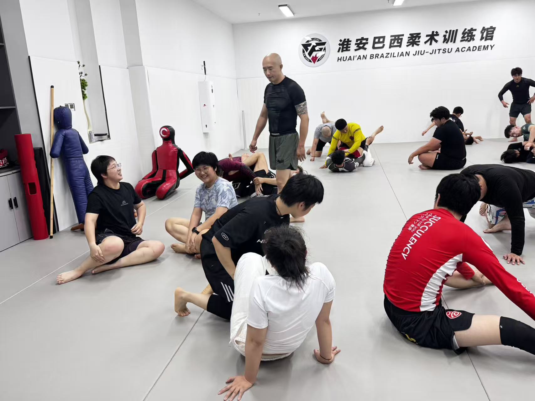 淮安训练馆学员围坐听取现场技术讲解